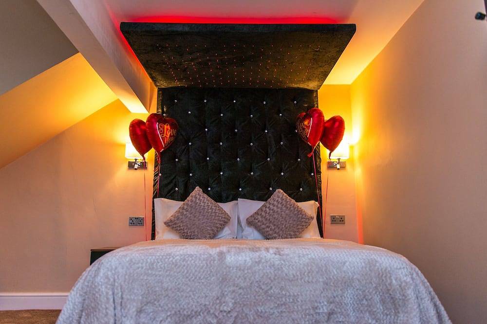 Entire apartment, Aphrodite Suites Orizzonte Suite Hot Tub Apartment in Huddersfield, West Yorkshire