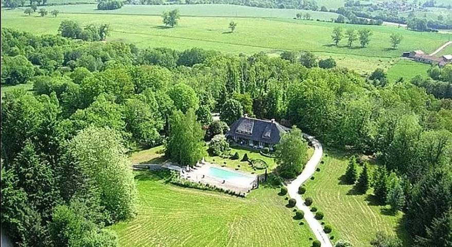 Location de vacances pour 8 personnes, avec Terrasse ainsi que Jardin et Piscine à Nexon