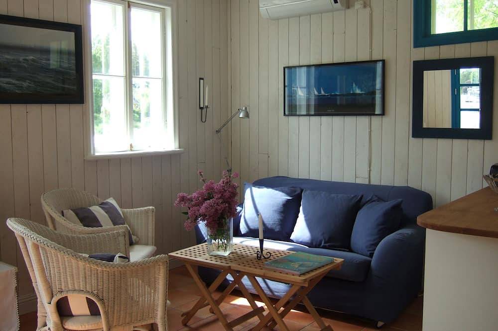 Cozy seaside cottage on its own jetty w rowing boat. 25 minutes to Stockholm! in Kummelnäs, Nacka
