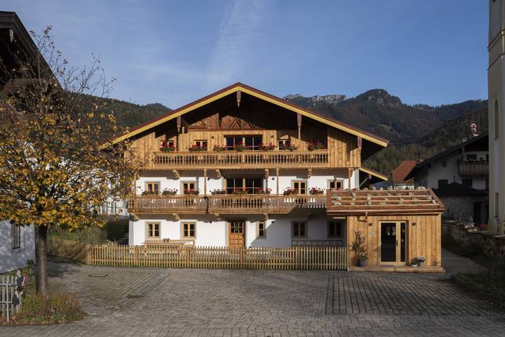 Ganze Ferienwohnung, Oida Knoglerhof - 03 Michl, 85 qm, 2 Schlafzimmer, Balkon, Sauna, Kachelofen in Schleching, Bayerische Alpen