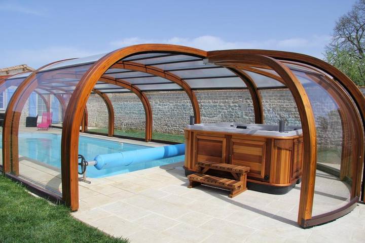 Location de vacances pour 9 personnes, avec jacuzzi ainsi que jardin et piscine, adapté aux familles à Romans