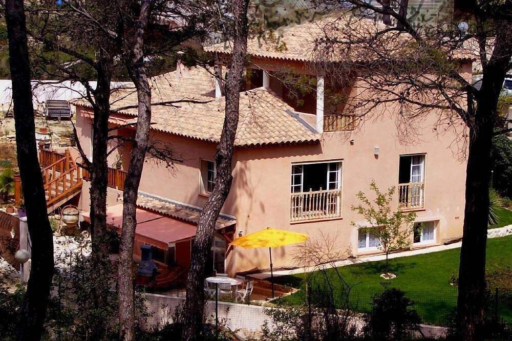 Logement dans villa provençale au milieu de pins à 350 m de la plage in Sanary-sur-Mer, Côte méditerranéenne (France)
