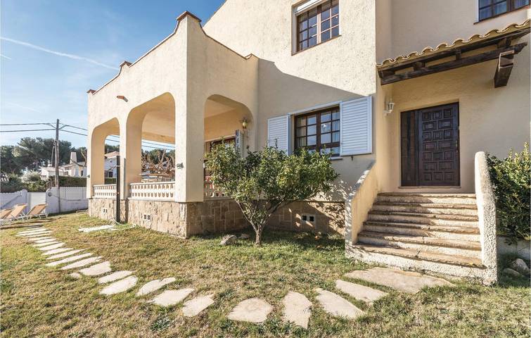 Beachy 130sqm Apt | Parking, A/C, Terrasse & WiFi in Roda de Berà, Costa Dorada
