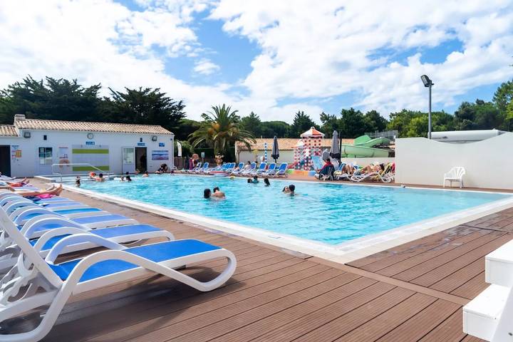Camping pour 4 personnes, avec piscine ainsi que terrasse et sauna, animaux acceptés