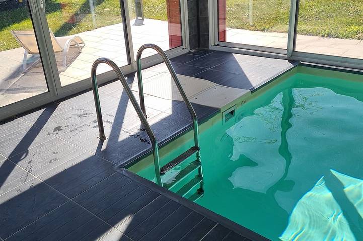 Maison de vacances pour 4 personnes, avec jardin ainsi que terrasse et piscine à Theix