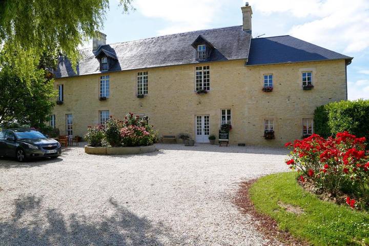 Location de vacances pour 13 personnes, avec Terrasse ainsi que Jardin et Vue à Magny-en-Bessin