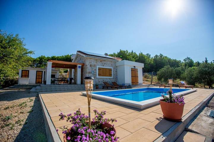Villa pour 4 personnes, avec piscine ainsi que jardin et vue à Šibenik - 3