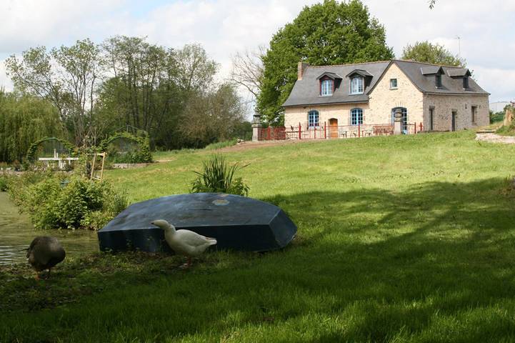 Gîte pour 10 personnes, avec vue sur le lac ainsi que terrasse et jardin à Louverné
