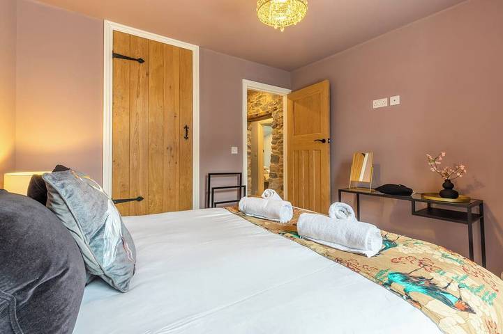 Stunning Grade 2 Listed Cottage that sleeps 8 in the heat of Kirkby Lonsdale in Kirkby Lonsdale, Yorkshire Dales National Park