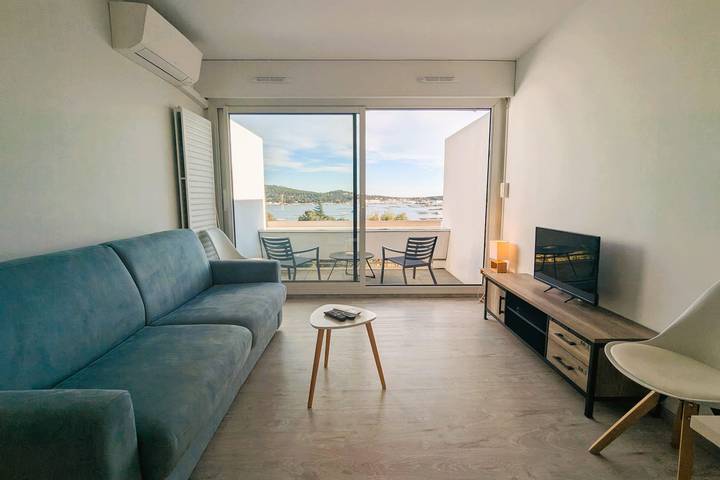 Location de vacances pour 2 personnes, avec Balcon ainsi que Terrasse et Piscine à La Seyne-sur-Mer