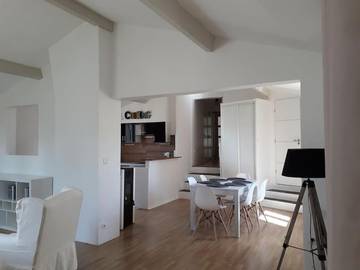 Gîte pour 5 personnes, avec terrasse et vue à Saint-Julien-les-Rosiers