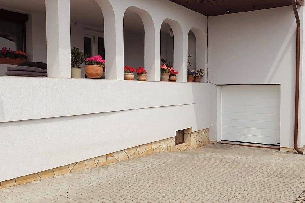 Ferienhaus am Balaton mit Seeblick, Jakuzzi und Obst im Garten in Gyenesdias, Balaton Hochland Nationalpark