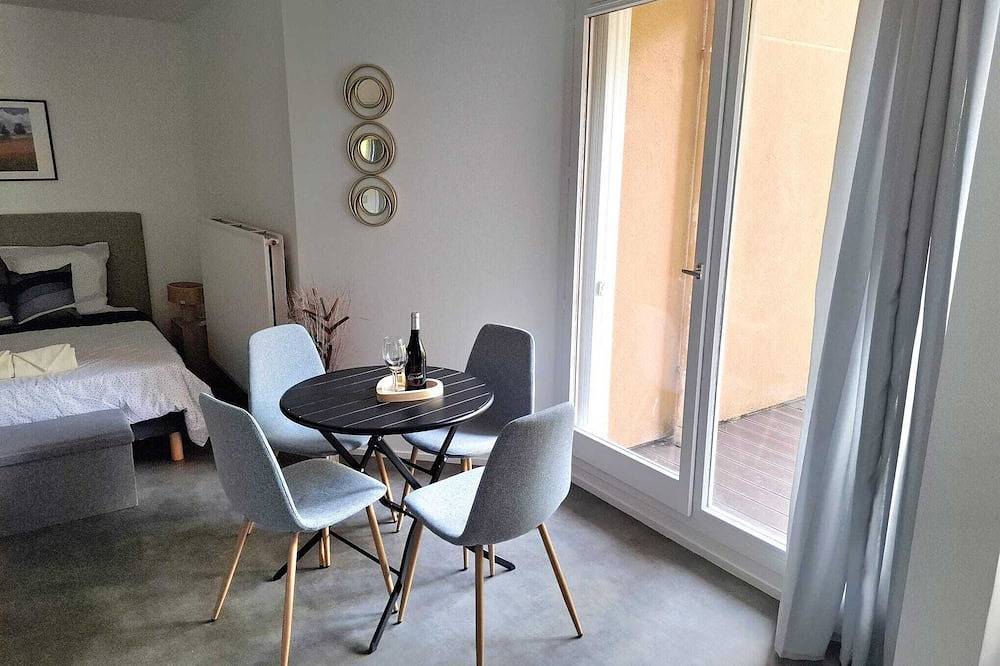 Ganze Wohnung, Cosy, bright 33m2 studio apartment, fully renovated, offering quiet comfort and high-speed Wi-Fi. in Courcouronnes, Essonne