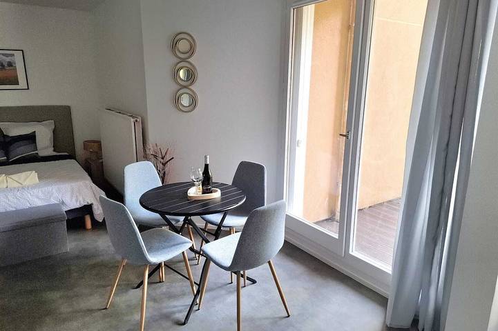 Appartement entier, Studio cosy lumineux 33m2 entièrement rénové .Confort calme et Wi-Fi haut débit. in Courcouronnes, Essonne