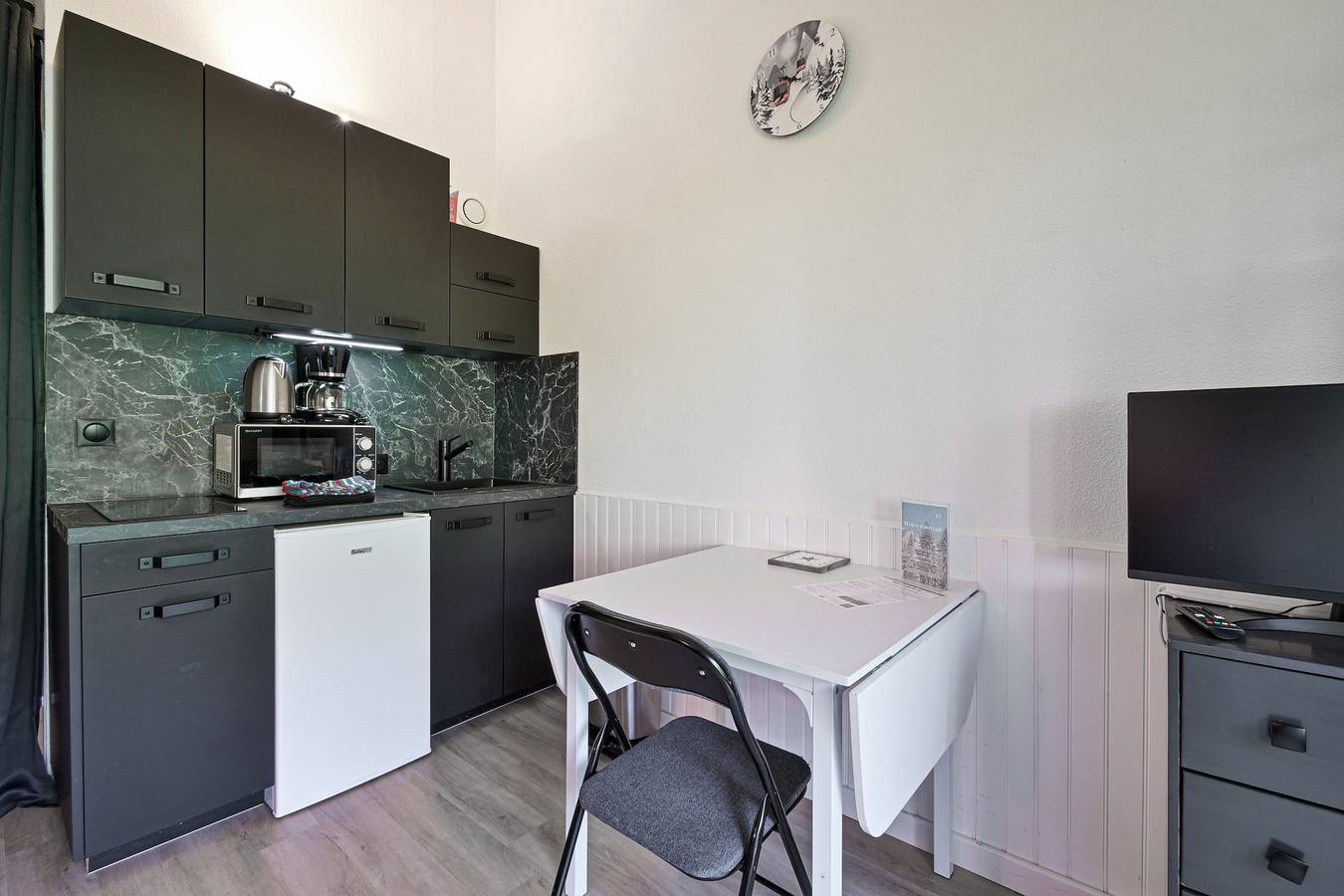 Geheel appartement, Modern appartement in Manigod-La Clusaz met bergzicht, gedeeld zwembad en wifi in Manigod, Annecy en omgeving