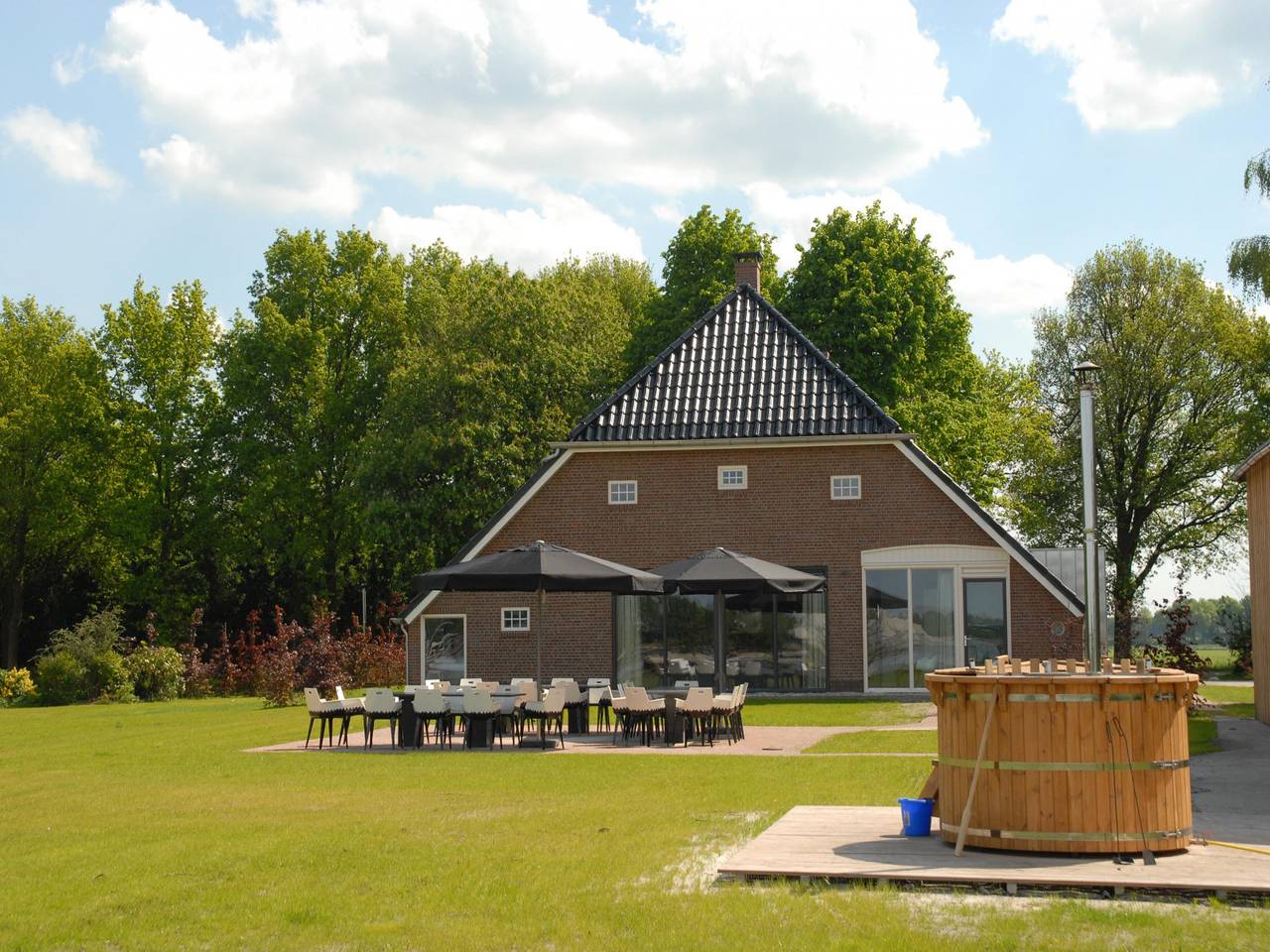 Luxuriöse Gruppenunterkunft für 18 Personen mit Whirlpool im ländlichen Ellertshaar in Dre in Drenthe