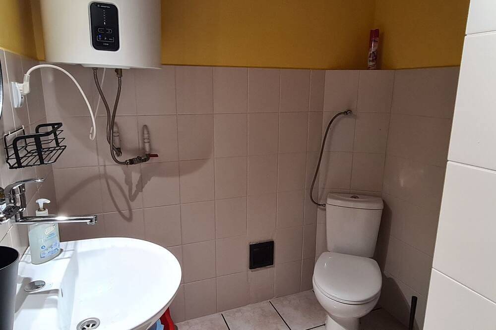 Freistehendes Haus mit eingezäuntem Grundstück an einer Lagune in Region Lodz