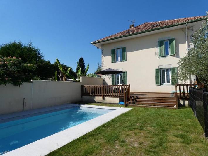 Location de vacances pour 15 personnes, avec terrasse ainsi que jardin et piscine à Saint-Lon-les-Mines