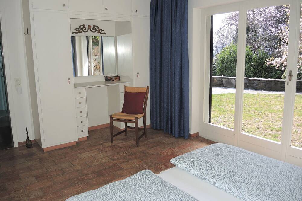 Ferienhaus mit Aussenpool und Blick auf den See, verspricht Ruhe und Privatsphär in Porta (Brissago), Brissago