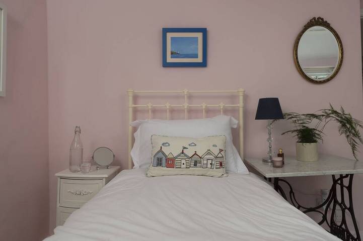 Westover Cottage ist ein reizvoller und überraschend geräumiger Rückzugsort in St Mawes, Cornwall