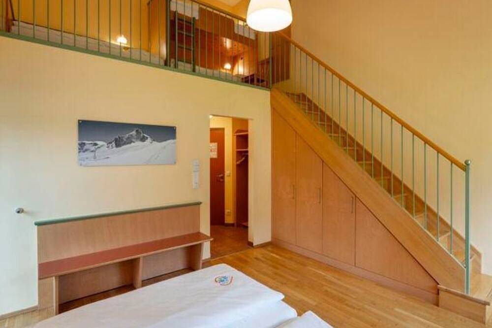 Five-bed room, shower, Wc, comfort - Jufa Hotel Kaprun in Kaprun, Pinzgau