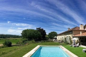 Gîte pour 10 personnes, avec jardin à Montboyer
