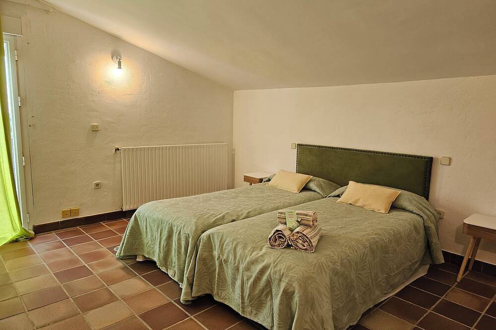 30 min from Madrid ideal for family reunions, retreats, workshops .... in Valdemorillo, Madrid Province