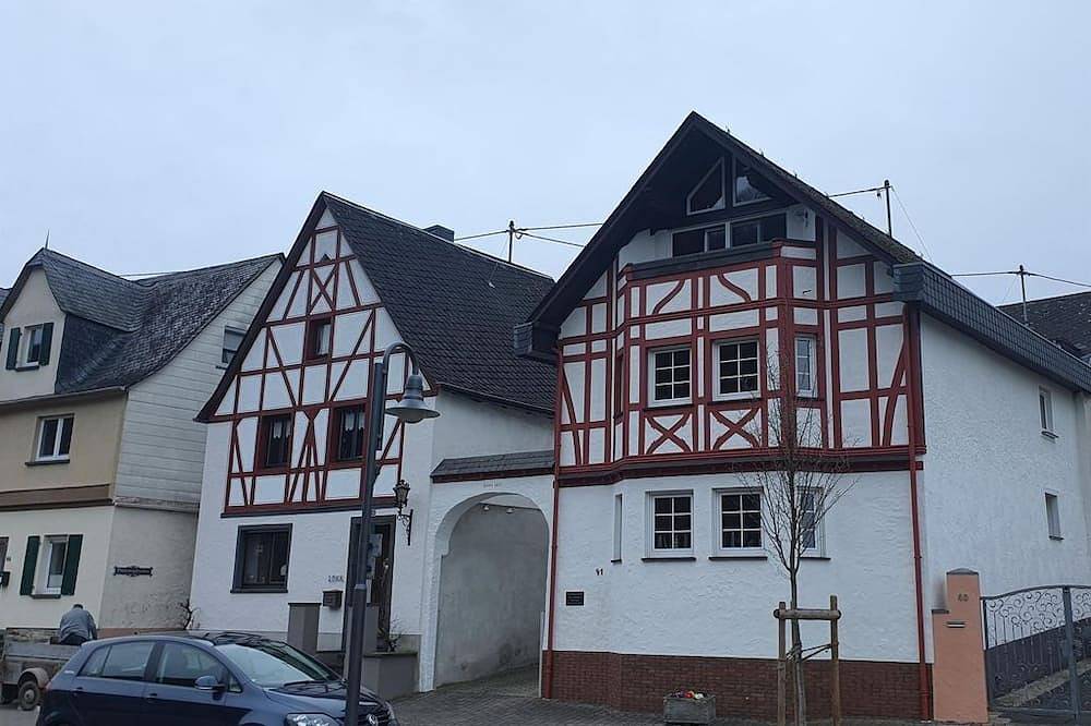 Ganze Wohnung, Ferienwohnung altes Fachwerkhaus \"Mutter Mosel\" - Ferienwohnung mit Balkon in Burg Eltz, Löf