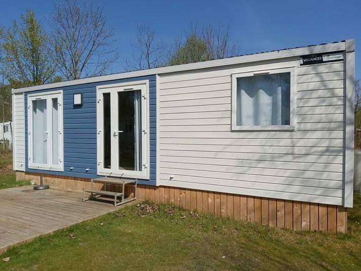 Wohnwagen für 6 Personen, mit Terrasse und Pool in Manhay