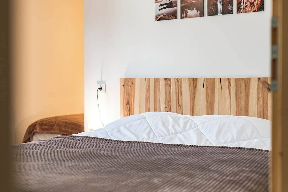 Entire apartment, Renovated apartment with terrace for 14 people in Saint-Jean-de-Maurienne, Saint-Jean-de-Maurienne region