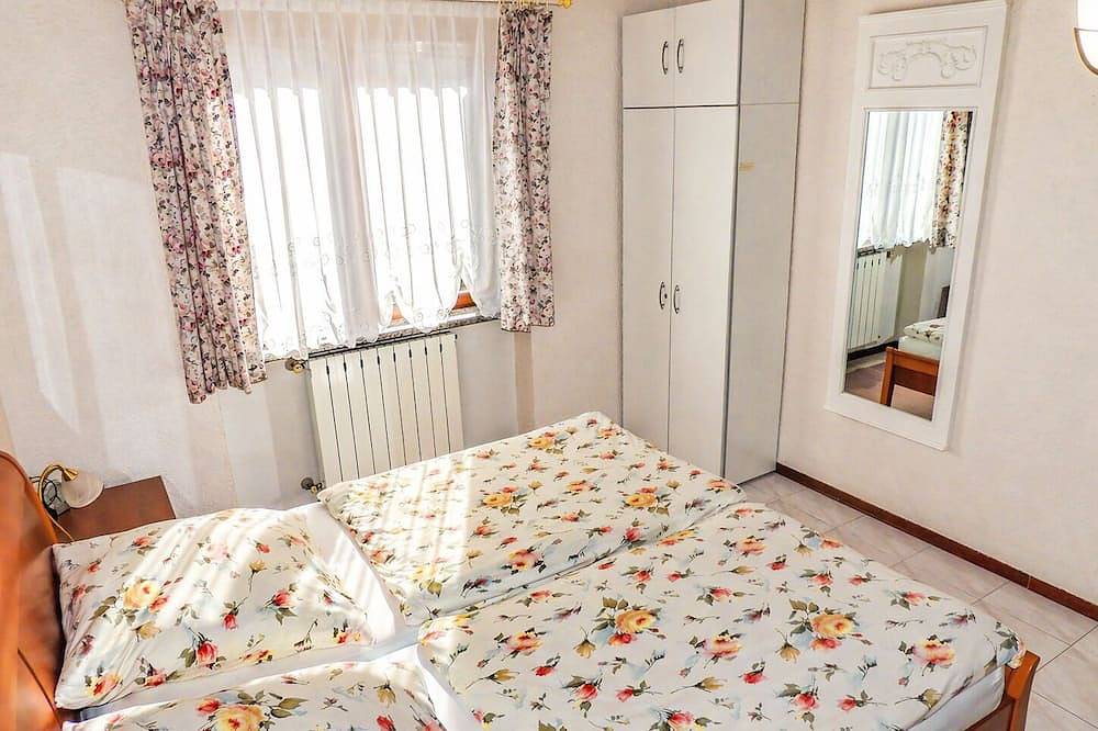 Ganze Wohnung, 2-Zimmer-Wohnung mit Balkon und wunderschöner Seesicht in Pino sulla Sponda del Lago Maggiore, Maccagno con Pino e Veddasca