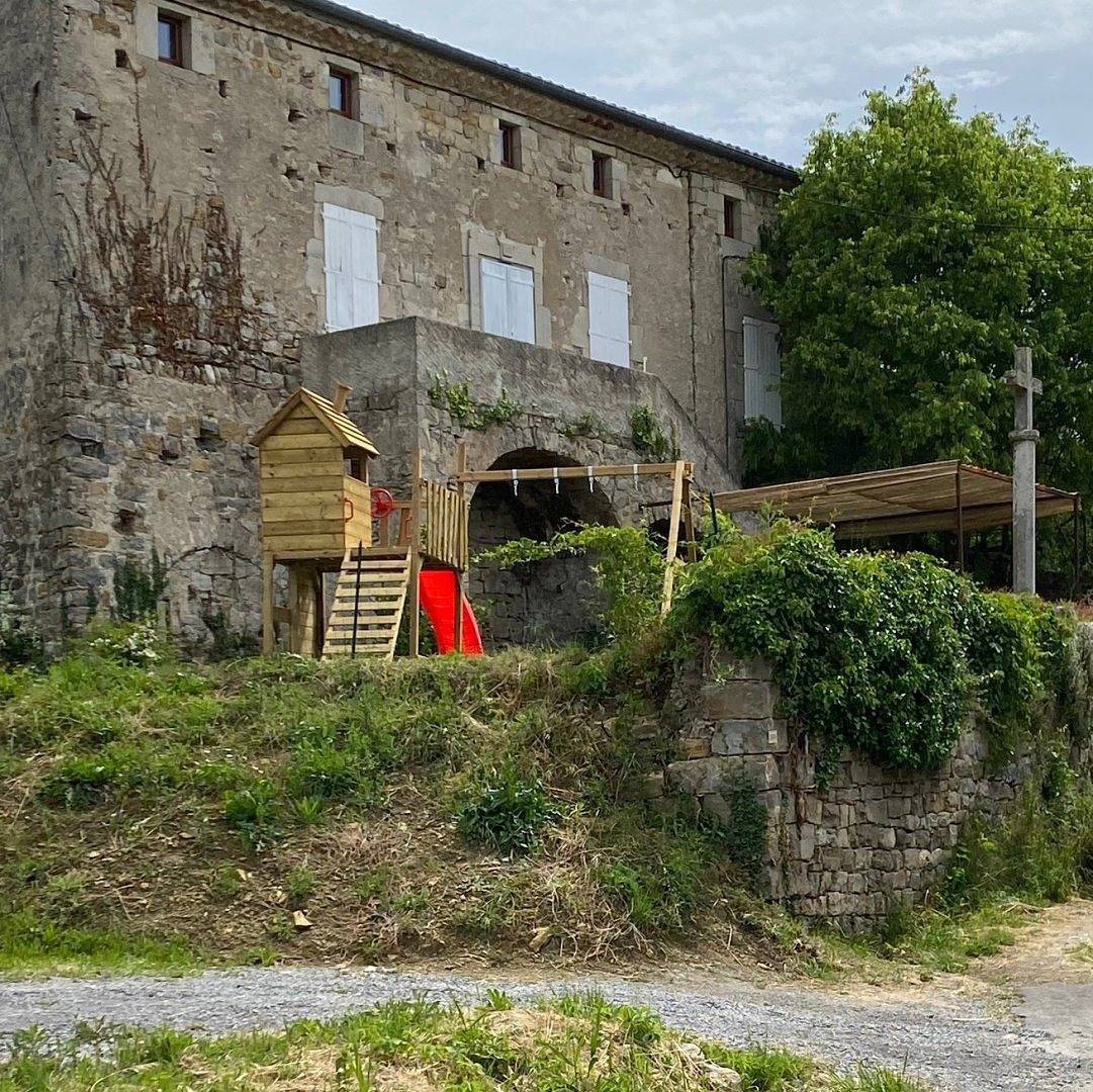 Mas Cévenol avec piscine, en bordure de rivière in Les Assions, Parc national des Cévennes