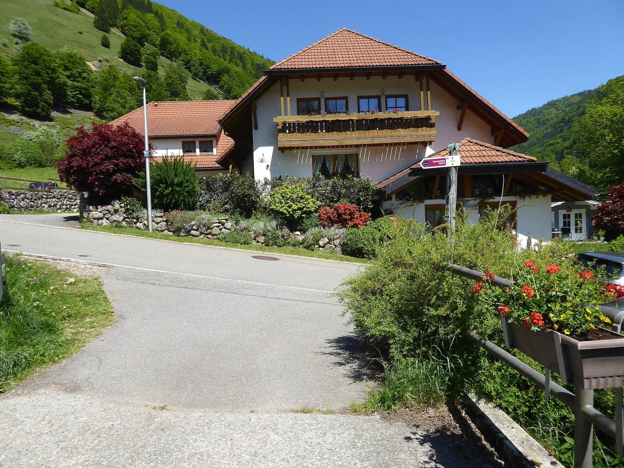 Apartamento entero, Apartamento 'Haus Am Rotwiesenbach' con vistas a la montaña, terraza privada y Wi-Fi in Todtnau, Selva Negra (zona sur)