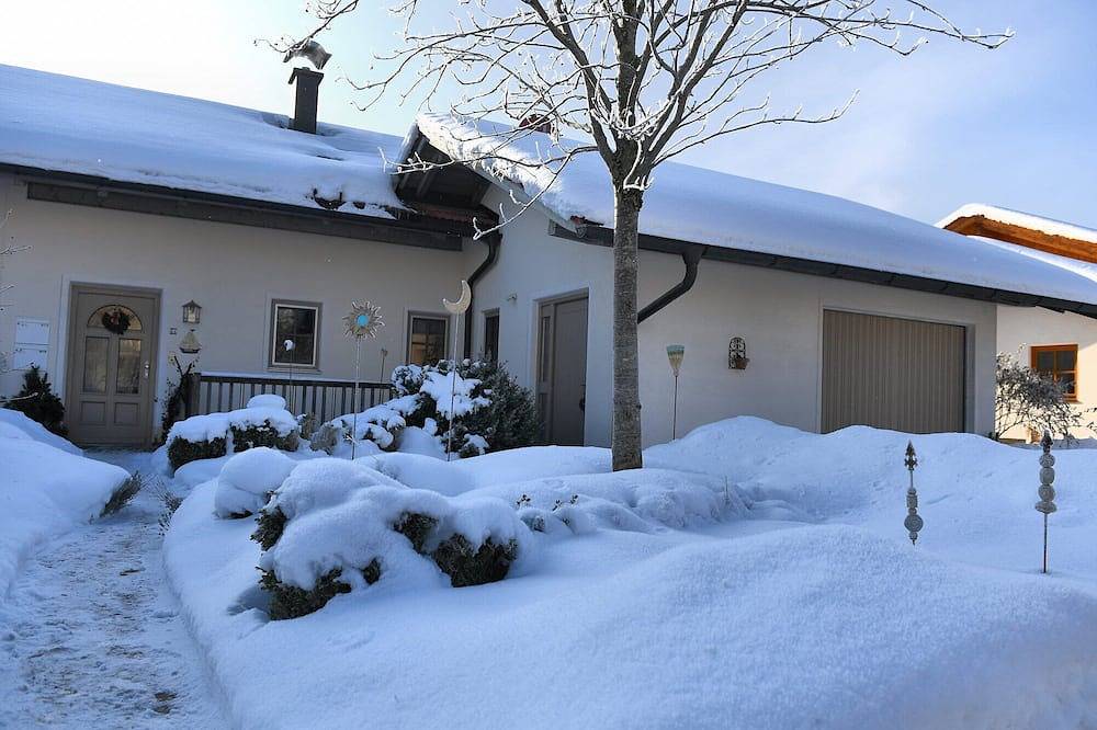 Ganze Wohnung, Fewo im Dachgeschoß, Sichtdachstuhl, 48 qm, 2 Pers., Vollholzmöbel, Südbalkon in Grabenstätt, Chiemsee