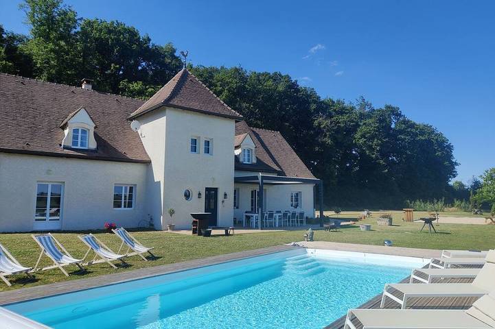 Gîte pour 20 personnes, avec jardin dans Saint-Martin-d'Auxy