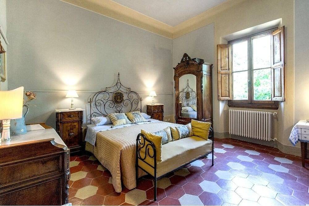 Landsvilla med stor hage omgitt av de grønne toskanske sypresser in Vicchio, Provinsen Firenze