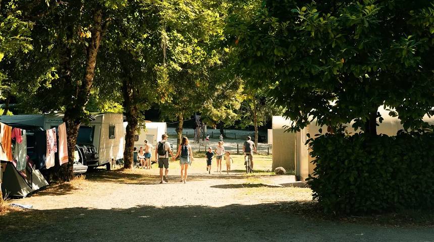Camping pour 6 personnes, avec terrasse et piscine, animaux acceptés en Auvergne - 2