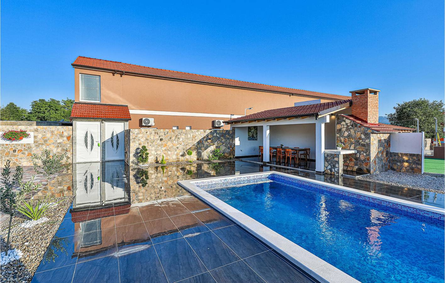 Geräumige 2-Zimmer-Wohnung mit WLAN, Pool, Parkplatz und Küche in Dalmatinisches Zagora