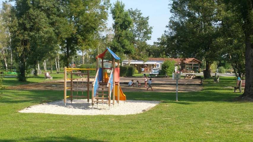 Location de vacances pour 4 personnes, avec Terrasse et Jardin ainsi que Piscine et Vue dans Sandrans