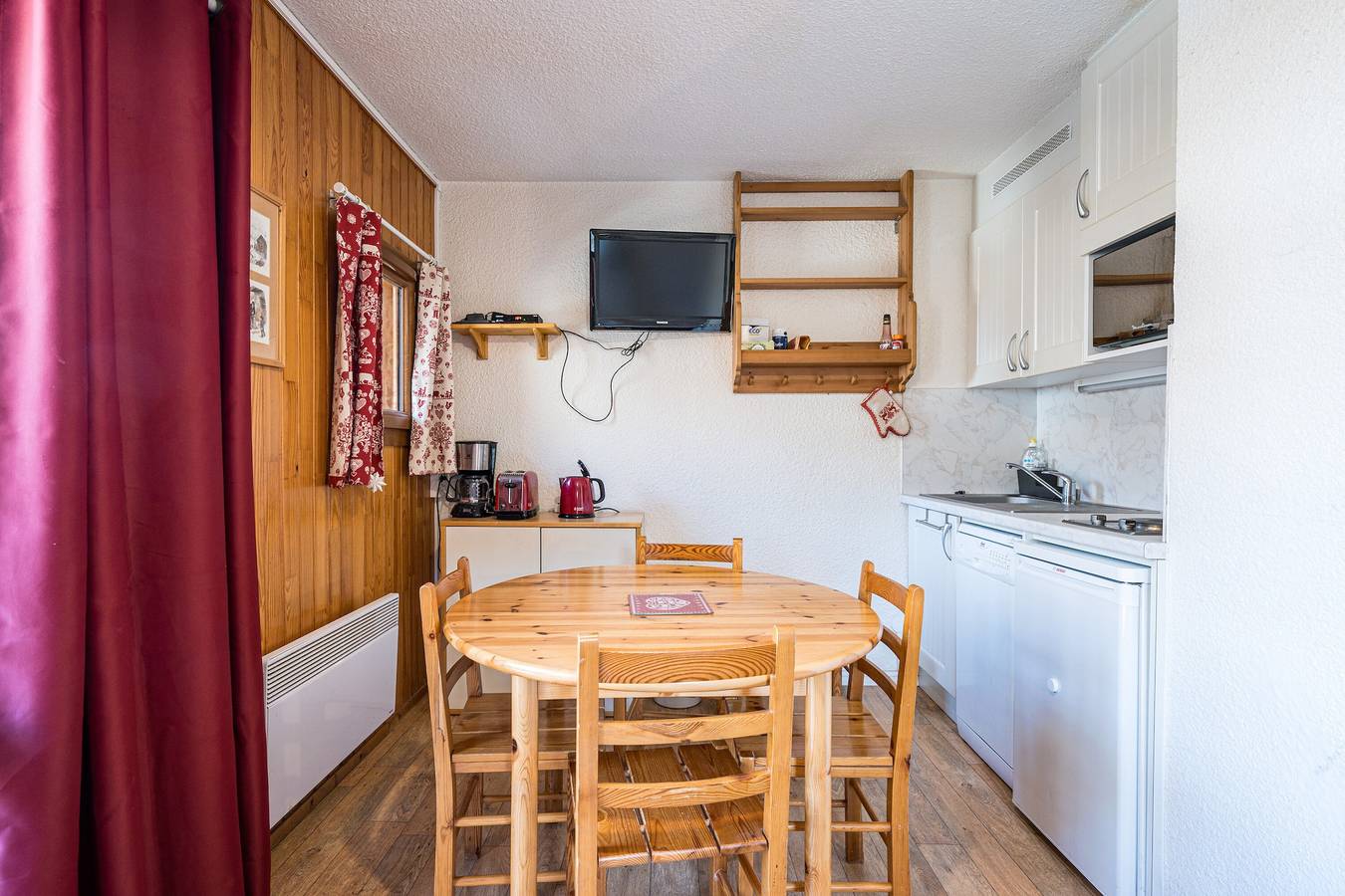 Hel lejlighed, Apartment 'Centre Valloire - Studio Cabine' with Balcony and Wi-Fi in Valloire, Saint-Jean-de-Maurienne region