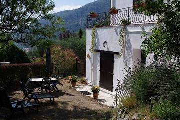 Gîte pour 3 personnes, avec jardin à Le Broc