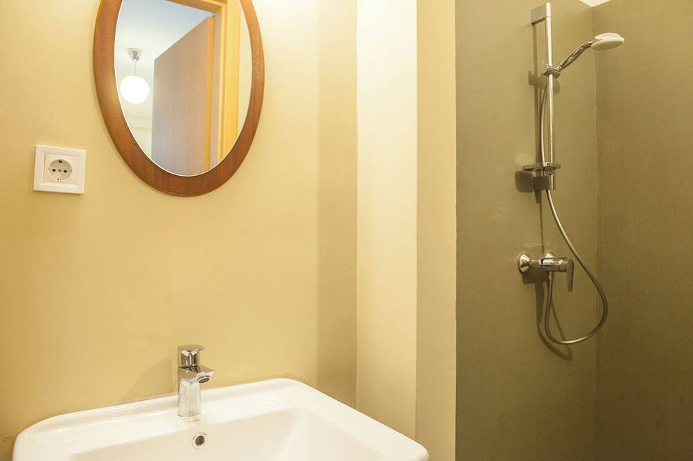 Spacious 2-bedroom 2 story loft near Opera/Andrassy with Ac, Wifi in Budapest, Közép-Magyarország