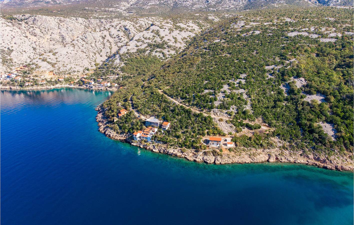 Ganze Ferienwohnung, Gemütliche Ferienwohnung, 100 m von der Küste entfernt, mit WLAN, Klimaanlage und Terrasse in Jablanac, Naturpark Velebit