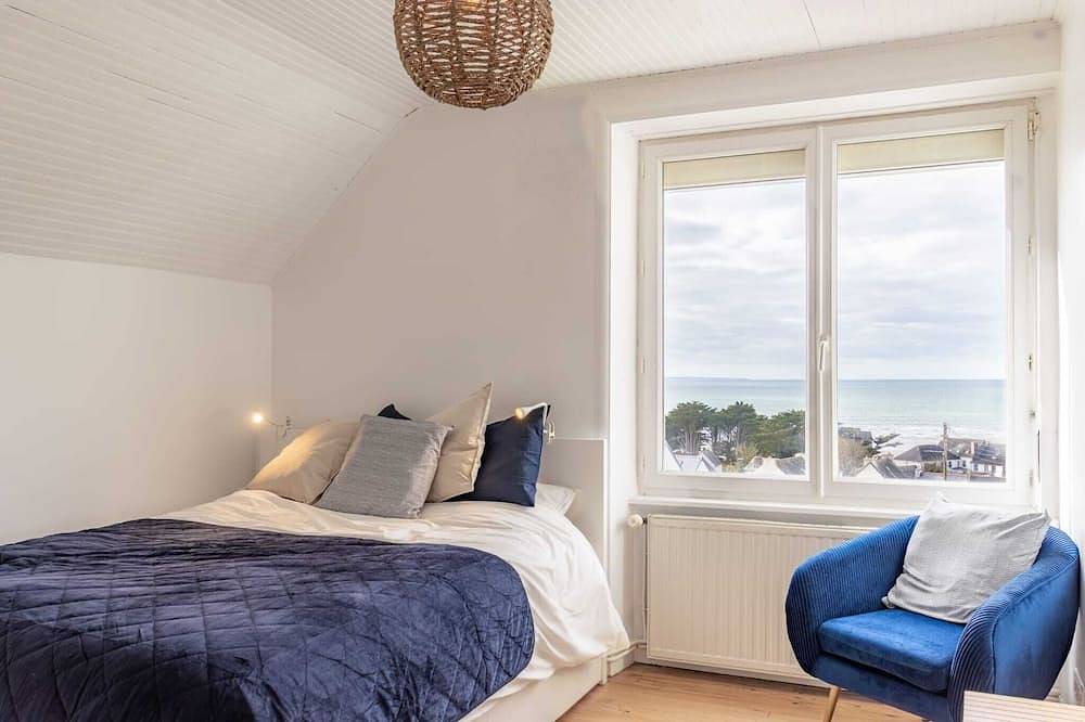 Spacious villa with sea view, 200 m from the beach. in Saint-Nic, Châteaulin region