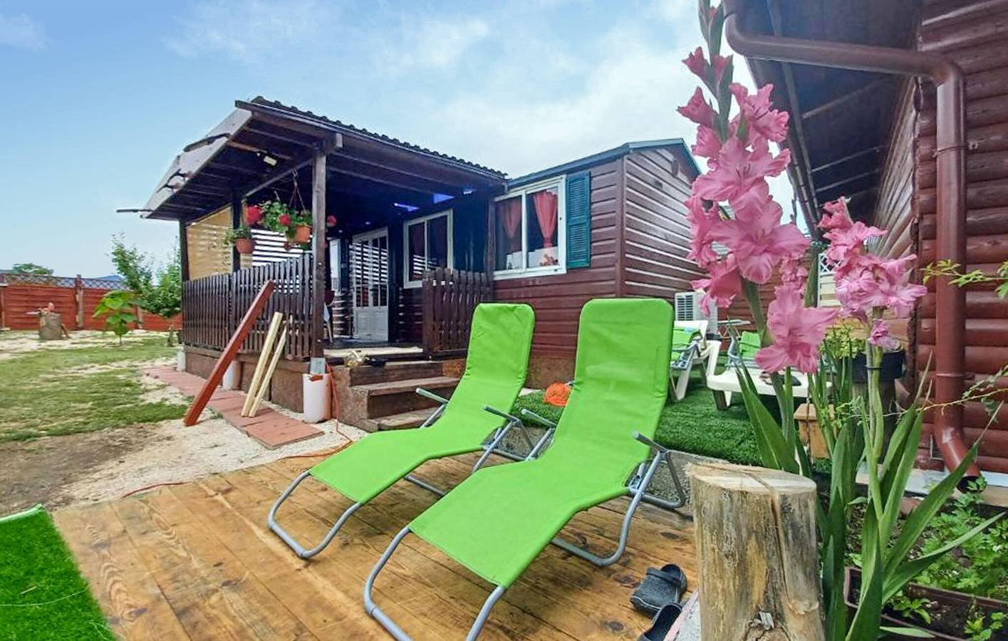 Modernes 2-Zimmer-Apartment mit Pool, Terrasse und WLAN in Gračac, Zadar