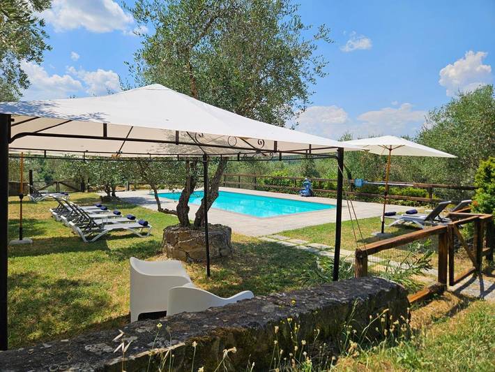 Rustico per 4 persone, con panorama e giardino nonché piscina in Chianti