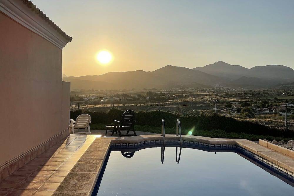 Casa de vacaciones 'Villa Buena Vista' con vistas al mar, piscina privada y terraza privada in San Vicente del Raspeig, Provincia de Alicante