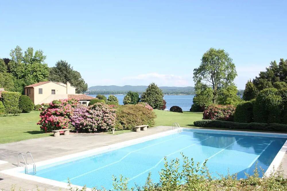 Ganze Wohnung, Lèsia Oasis - The House on the Lake - beach and pool in Lesa, Lago Maggiore (Piemont)