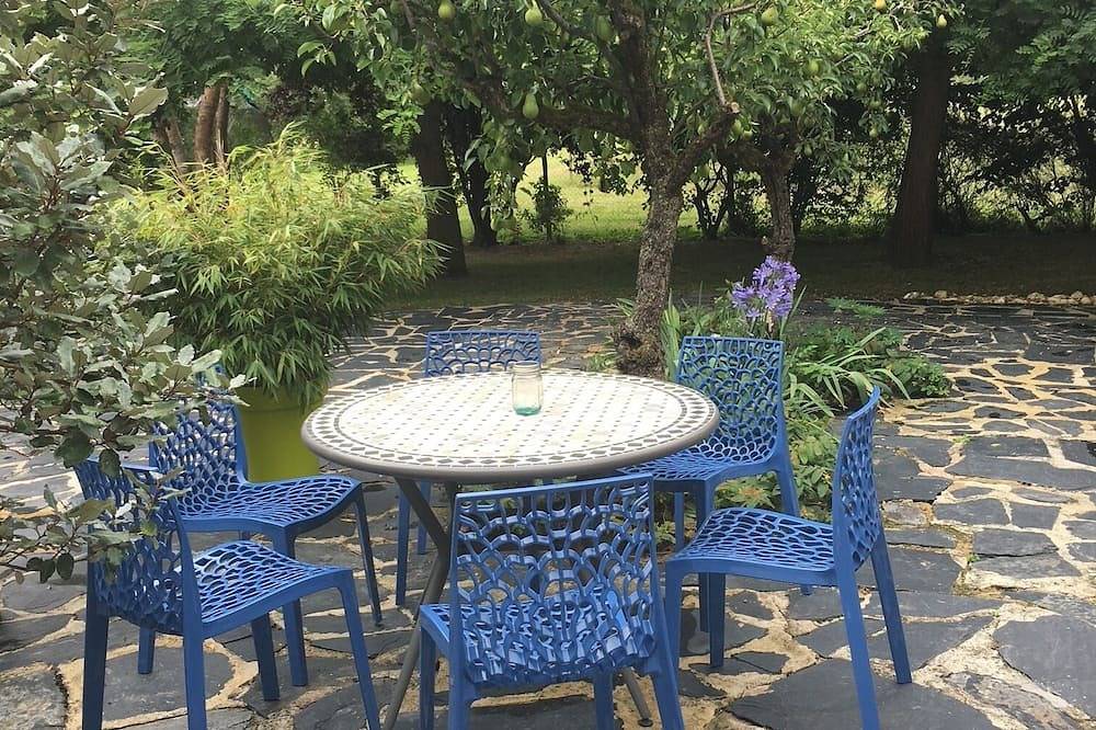 Gite bleu  l'Iris  5 personnes, piscine chauffée partagée à 5 mn de la Loire in Loire-Authion, Vallée de la Loire