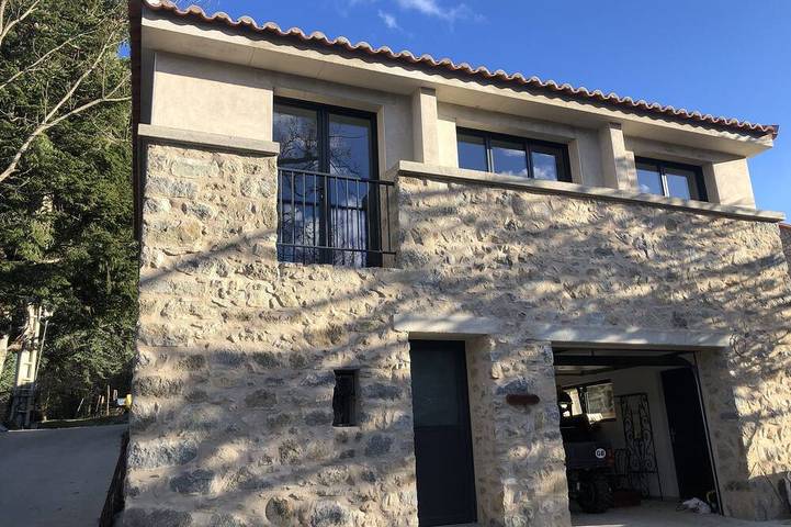 Gîte pour 2 personnes, avec Terrasse ainsi que Jardin et Piscine à Serralongue